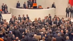 Χαμός στην Τουρκική Βουλή: Έπεσαν... κλωτσομπουνίδια για 10 ολόκληρα λεπτά! (vid)