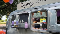 Αγόρασε τροχόσπιτο του 1973 και το μετέτρεψε σε επιχείρηση των 400.000€ τον χρόνο