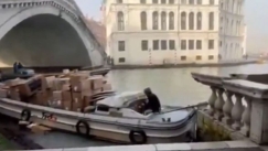 Ιταλία: Γυναίκα έκλεψε βάρκα στη Βενετία και προσέκρουσε στη γέφυρα Ριάλτο 