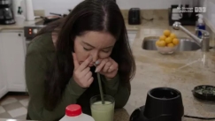 «Serial food snorter»: Αναμειγνύει όλα τα γεύματα και τα εισπνέει από τη μύτη