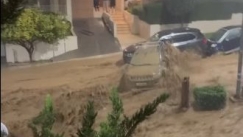 Εικόνες χάους στην Αττική: Ποτάμι η Ποσειδώνος, καταρράκτες στο Παγκράτι, παρασύρθηκαν ΙΧ στη Γλυφάδα (vid)