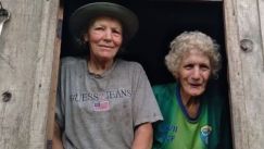 70χρονες αδερφές ζουν στη μέση της ζούγκλας με μόνο ένα αγρόκτημα: «Μας δίνει όλα όσα χρειαζόμαστε»