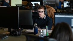 Ακουστικά στη δουλειά: Παραγωγικότητα, αγένεια ή σιωπηλή εξέγερση της Gen Z;