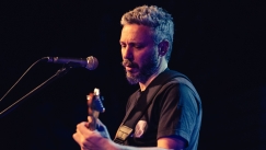 Αλκίνοε, παίξε σε Μάντσεστερ, Εδιμβούργο, Λονδίνο