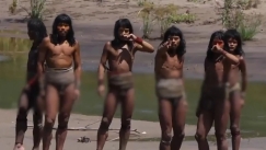 Στη δημοσιότητα πρωτοφανές βίντεο φυλής του Αμαζονίου χωρίς καμία επαφή με τον έξω κόσμο