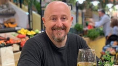 Παραιτήθηκε στα 41 του, μετακόμισε στην Πορτογαλία και «γλίτωσε» 4.200 ευρώ τον μήνα