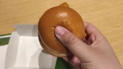 Σάλος στην Κίνα με τα «μπέργκερ-μακαρόν» των McDonald's: Μικρότερο από αυγό και τιμή... χρυσάφι!