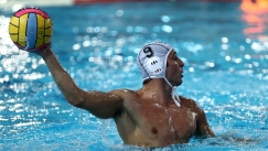 Ο Άρης Χαλυβόπουλος με το σκουφάκι της εθνικής ομάδας