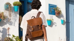 Διευθυντής σχολείου δίνει μπόνους 50 ευρώ σε δασκάλους για να ταξιδέψουν στις οικογένειές τους