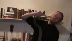 Ένα τρελό τρελό πείραμα: Άφησε δηλητηριώδη φίδια να τον δαγκώσουν πάνω από 200 φορές (vid)