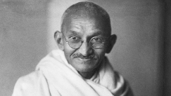 «Ζήσε σαν να πεθαίνεις αύριο»: Το διαχρονικό μάθημα του Μαχάτμα Γκάντι