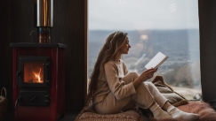 Romantasy: Έρωτες, δράκοι και ξωτικά κάνουν θραύση στα βιβλιοπωλεία και αλλάζουν τη ζωή των ζευγαριών