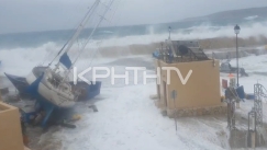 Συγκλονιστικό βίντεο: Η κακοκαιρία αναποδογύρισε ιστιοπλοϊκό 15 μέτρων στο λιμάνι της Γαύδου