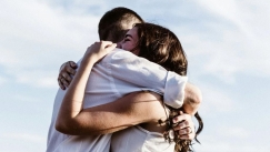 2 «ενοχλητικές» συνήθειες που αποδεικνύουν ότι ο σύντροφός σου σε αγαπάει πραγματικά