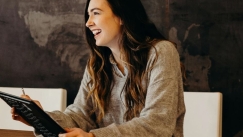 Οι άνθρωποι που δεν προβάλλουν την ευφυΐα τους έχουν αυτά τα 5 χαρακτηριστικά, σύμφωνα με τη ψυχολογία