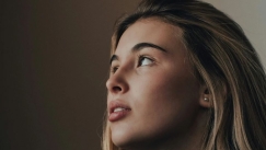 Οι άνθρωποι που φαίνονται νεότεροι από την ηλικία τους συνήθως αποφεύγουν αυτές τις 8 συνήθειες που επιταχύνουν τη γήρανση