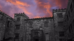 Το αγγλικό κάστρο όπου οι επισκέπτες κοιμούνται ανάμεσα σε 100 φαντάσματα