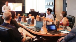 Κινεζική εταιρεία χαρίζει χρυσό και ταξίδι στην Ανταρκτική σε 18.000 υπαλλήλους της (vid)