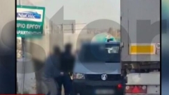 Λυκόβρυση: Άγριος καβγάς οδηγών για την προτεραιότητα - Κλοτσιές και μπουνιές στη μέση του δρόμου