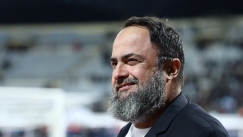 Ο Βαγγέλης Μαρινάκης χαμογελαστός