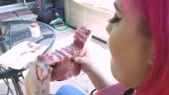 Αμερικανίδα που τρώει ένα κιλό ωμό κρέας την ημέρα αποκάλυψε τι συνέβη στο σώμα της (vid)