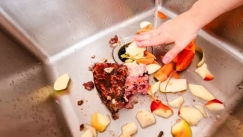 Έβαλε κάμερα μέσα στον νεροχύτη και αποκάλυψε πώς δουλεύει ο σκουπιδοφάγος (vid)