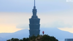 Ο «άνθρωπος-spiderman» που σκαρφάλωσε live στο Netflix σε πύργο 500 μέτρων αποκάλυψε το «ντροπιαστικό» ποσό που πήρε