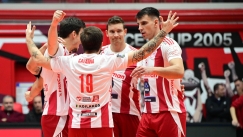 Οι παίκτες του Ολυμπιακού πανηγυρίζουν επί της Απελντορν