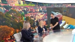 Η Ματίνα Παγώνη πήρε μαντηλάκια στον «αέρα» και έκανε σαν... παιδί που παίρνει το δώρο του (vid)