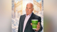 Χαμός με διαφήμιση καφετέριας: Δείχνει τον Γιώργο Παπαδάκη να «κερνάει καφέ από τον Παράδεισο»