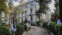 Το λιώσιμο των πάγων μεταξύ Μητσοτάκη και οικογένειας Βαρδινογιάννη, οι πρώην στον ΠτΔ και ο Κίμων 