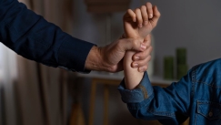 Σοκαριστικές καταγγελίες στην Ολλανδία: Έβαλαν φοιτητές στο ίδιο κτήριο με πρόσφυγες και εκείνοι τους βίαζαν επί χρόνια (vid)