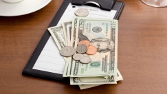 «Βούρκωσαν» οι σερβιτόρες: Πελάτες εστιατορίου τούς άφησαν φιλοδώρημα 4.200 ευρώ