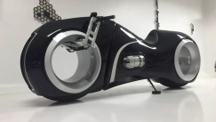 Το Tron Bike είναι αληθινό, ηλεκτρικό και βγαίνει στο σφυρί (vid)