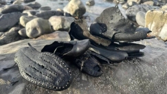 Περισσότερα από 400 παπούτσια του 19ου αιώνα ξεβράστηκαν σε παραλία: «Σίγουρα κρύβονται πολλές ιστορίες πίσω από αυτά»