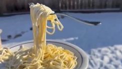 Ακραίο πολικό ψύχος στις ΗΠΑ: Ζυμαρικά παγώνουν ακαριαία στον αέρα (vid)