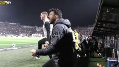 Ο πάγκος της ΑΕΚ στην Τούμπα στην απόκρουση πέναλτι του Στρακόσα