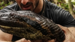 Ο άνδρας που άφησε επίτηδες ανακόντα να τον καταβροχθίσει: Το εγχείρημα που κόντεψε να του στοιχίσει τη ζωή (vid)