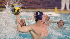 Ο Ανγκιαλ με το σκουφάκι του Ολυμπιακού