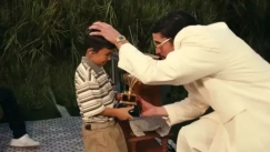 Super Bowl: Η αλήθεια για τον πιτσιρικά στον οποίο ο Bad Bunny έδωσε το Grammy