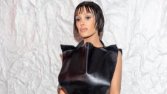 Μπιάνκα Σένσορι: Ποζάρει χωρίς ρούχα ως «Lady Godiva» πάνω σε άλογο στη νέα φωτογράφιση του Vanity Fair