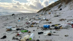 «Είναι αποκαρδιωτικό»: Πλαστικά του ’60 από τον Καναδά ξεβράστηκαν σε παραλία της Σκωτίας