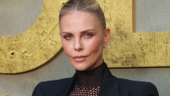 Η Σαρλίζ Θερόν καταγγέλλει: «Φωτογράφος με κακοποιούσε λεκτικά επί 15 ώρες»