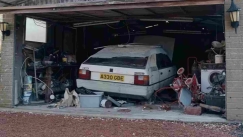 Αγόρασε καινούργιο αυτοκίνητο και το έκλεισε για 38 χρόνια σε έναν αχυρώνα: Το στοίχημα που έχει βάλει η κόρη του