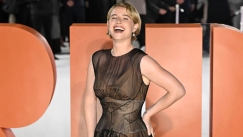 Τζέσι Μπάκλεϊ: Η εμφάνιση με «γυμνό» gothic φόρεμα στην πρεμιέρα της ταινίας The Bride