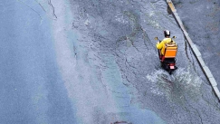 Πώς είναι να εργάζεσαι delivery στην κακοκαιρία: «Για αυτό το bonus, έχουν τραυματιστεί πολλοί»