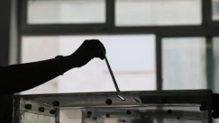 Δημοσκόπηση RealPolls: Η «μάχη» της δεύτερης θέσης και οι ανατροπές του Φεβρουαρίου