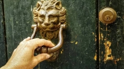 Ένα αλλόκοτο και ανεξήγητο μυστήριο έχει θορυβήσει την αστυνομία της Νέας Ζηλανδίας