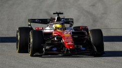 Ο Χάμιλτον απολαμβάνει και πάλι την οδήγηση