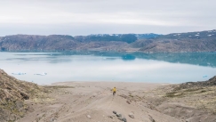 Το μυστηριώδες φαινόμενο της Γροιλανδίας που μπερδεύει τους επιστήμονες: Ο πάγος λιώνει αλλά η στάθμη της θάλασσας πέφτει